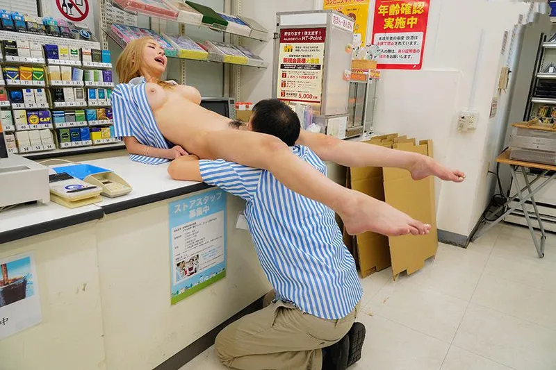 Anh quản lý tống tình bé con ngổ ngáo của chủ cửa hàng tiện lợi